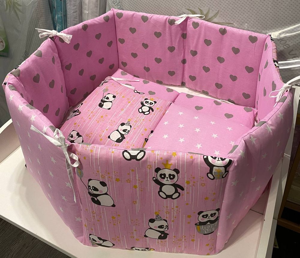 Бортики рожеві Сердечка, панди, зірки в ліжечко для дівчинки купити в Україні