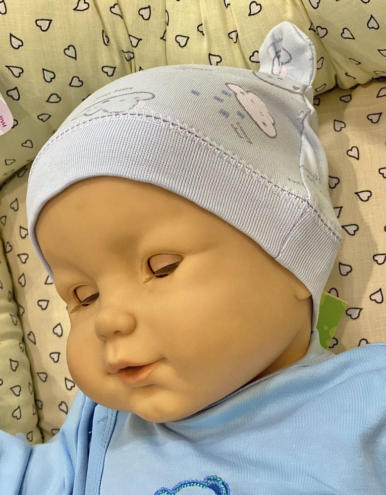 Шапочка ВЕСЕЛЫЕ ОБЛАКА для новорожденных на резинке и с ушками голубая