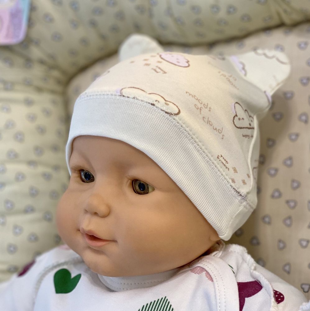 Шапочка ВЕСЕЛЫЕ ОБЛАКА для новорожденных на резинке и с ушками молочная