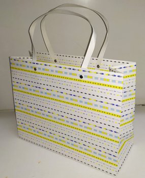 Цветной горизонтальный пакет-сумка из плотной бумаги с ручками размером 24х31х12 см
