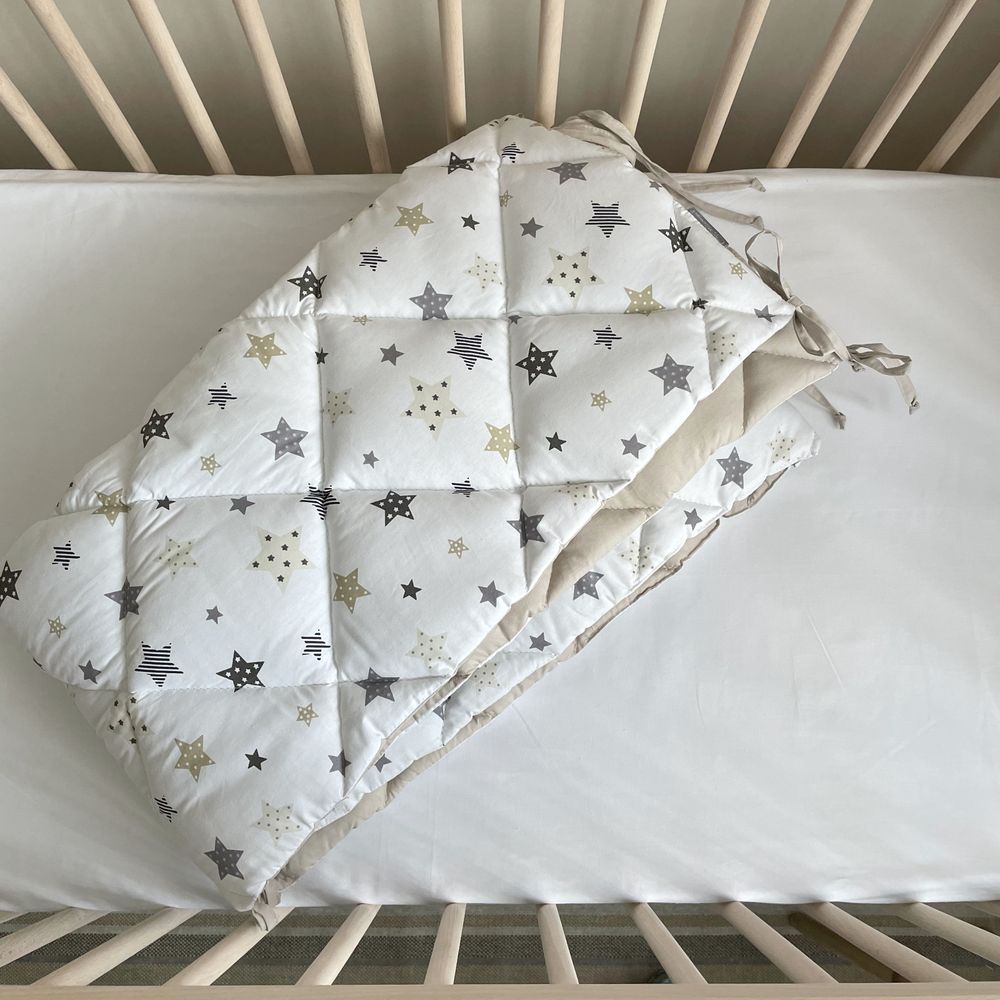 Стеганая защита в кроватку для новорожденных бежевый звезды, бортики без постели