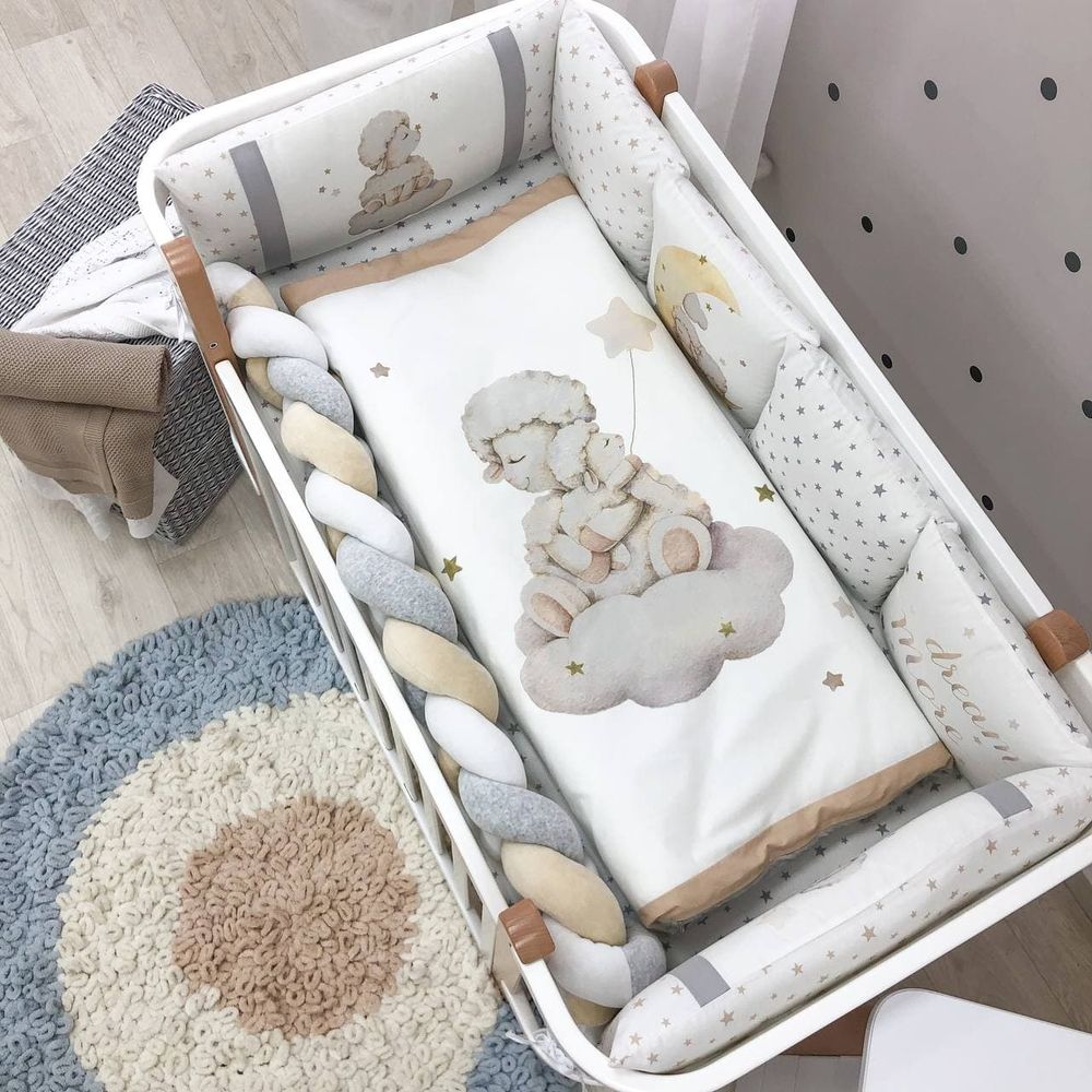 Комплект в кроватку для новорожденных с бортиками Барашки, без балдахина