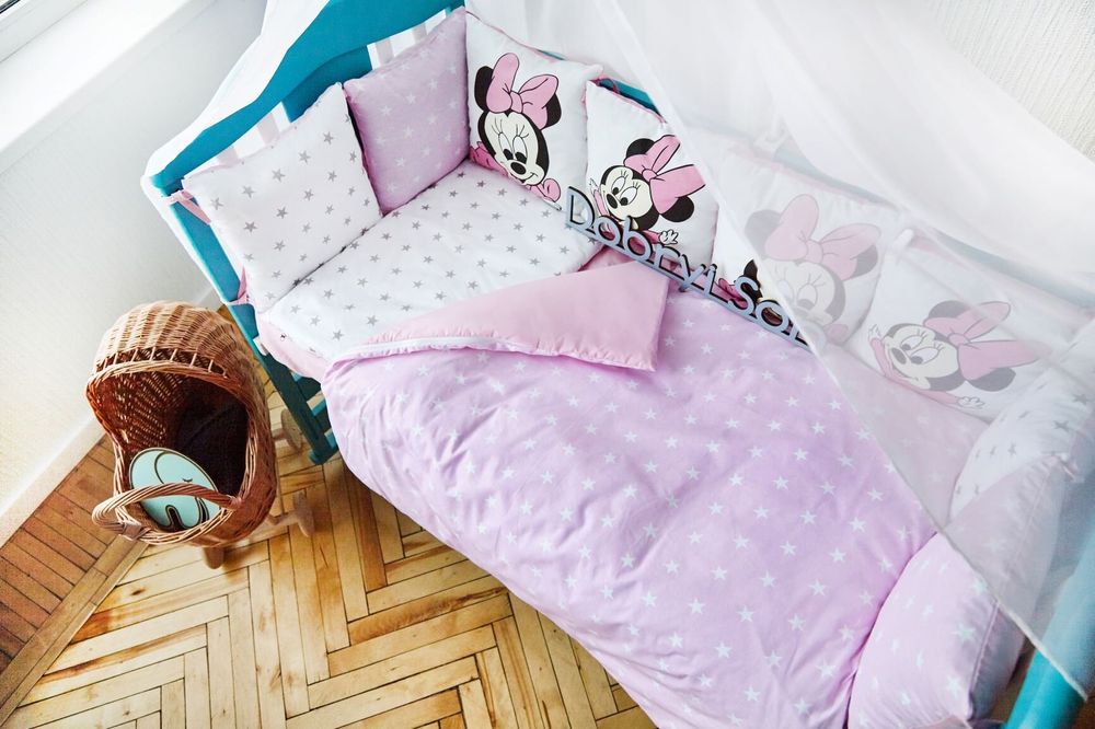 Спальный комплект в кроватку Микки розовый 12 подушек, без балдахина